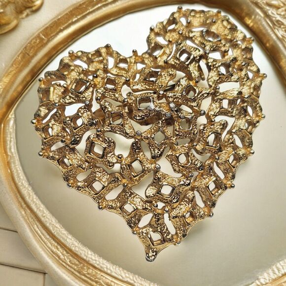 Vtg Gold Tone Heart Brooch Intricate Ornate Pin Unique Love Geometric Textured - Picture 2 of 10